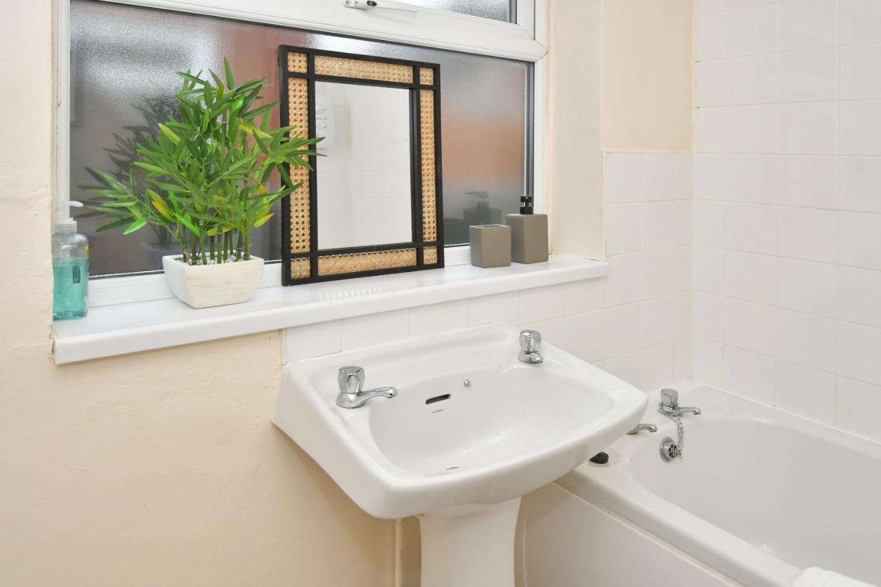 The Yellow Door By Avenew Management Serviced Accommodation Stoke-on-Trent Экстерьер фото